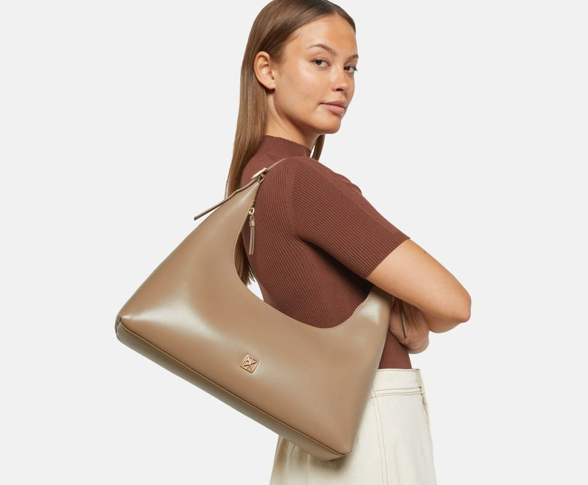 Calvin Klein Leather shoulder bag Emblem Taupe – táska – fotó 5/5