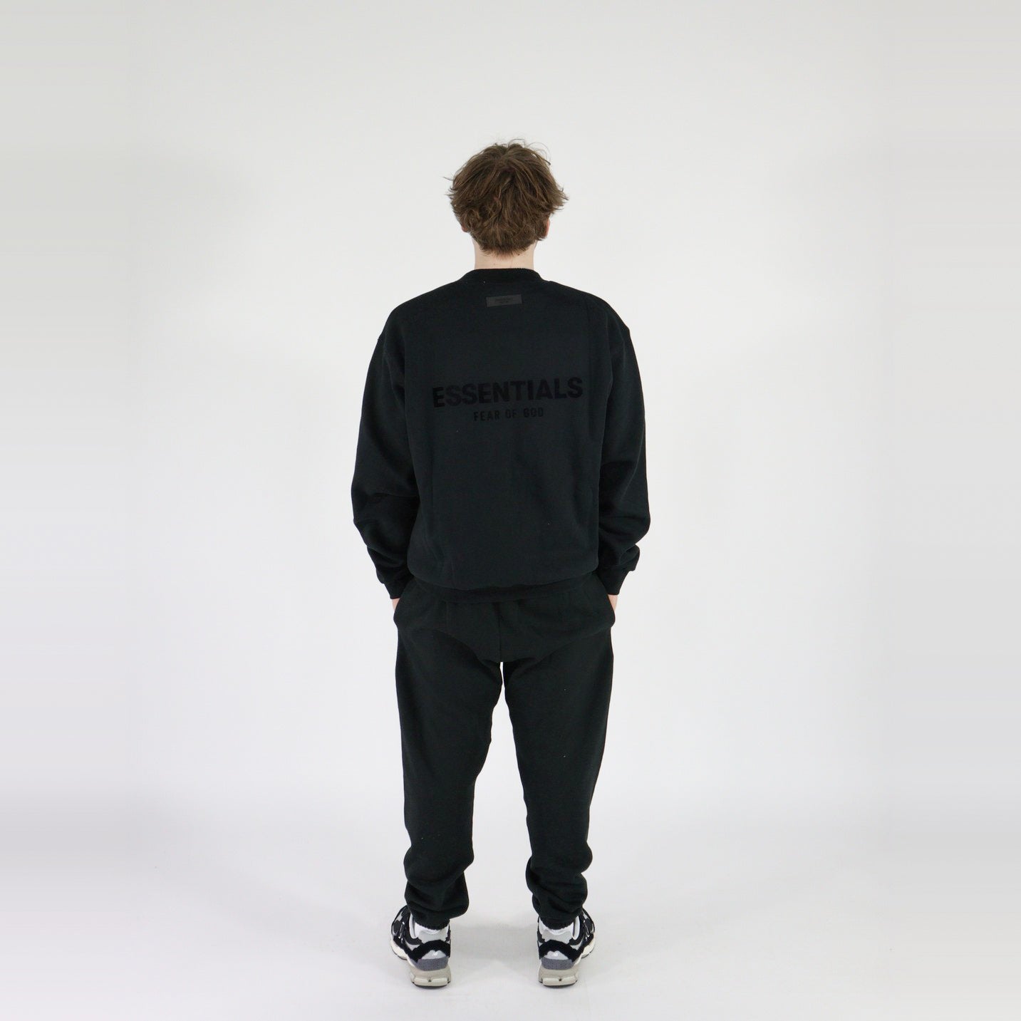pikastore.cz - Fear of God Essentials Crewneck S22 Black Limo + S22 Sweatpants Black SET-Bundle-pikastore.cz-pikastore.cz