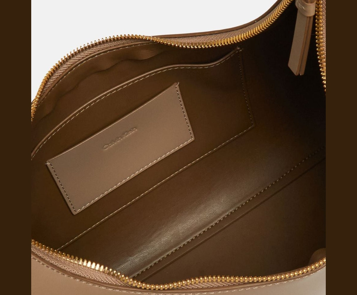 Calvin Klein Leather shoulder bag Emblem Taupe – táska – fotó 3/5